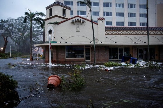 허리케인 이언이 28일 미국 플로리다 남서부 포트 마이어스에 상륙했다. 포트 마이어스 거리가 폭우로 인해 물에 잠겨 있다. 로이터=연합뉴스